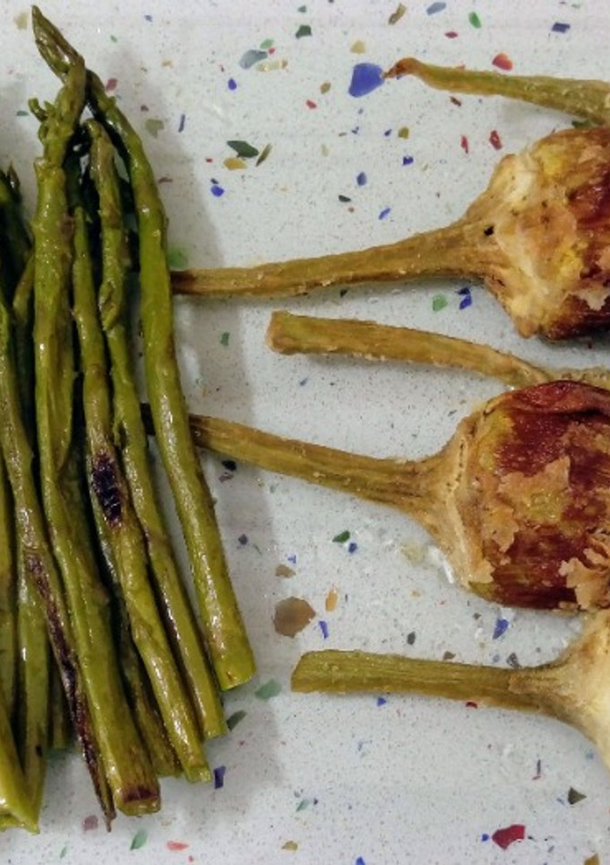 Una foto de Espárragos a la plancha y alcachofas fritas