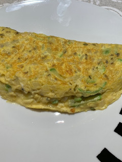 Una foto de Tortilla de calabacín, cebolla y parmesano