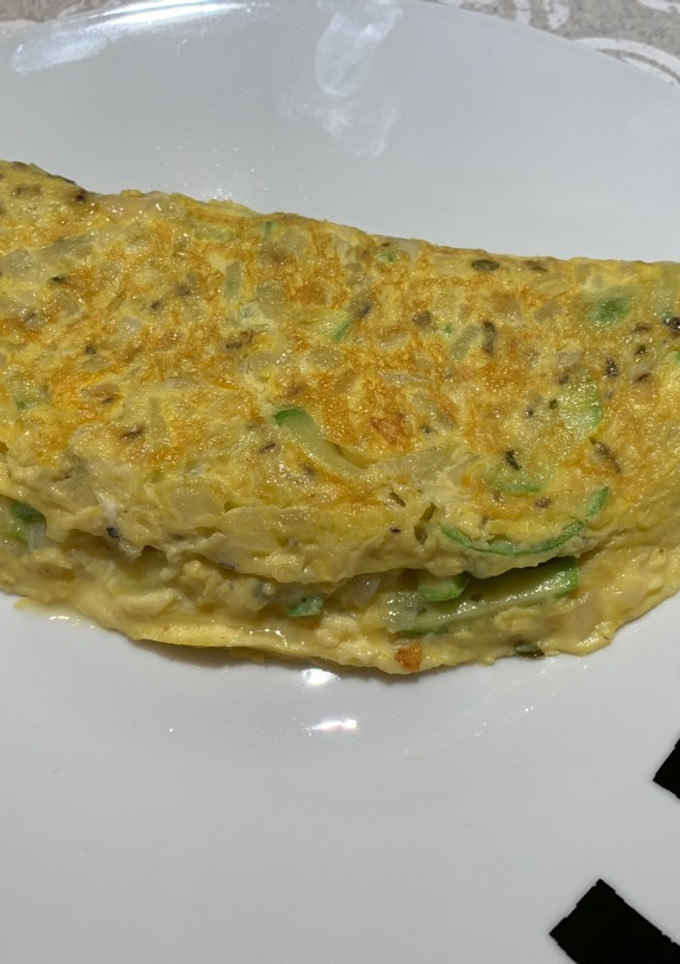 Una foto de Tortilla de calabacín, cebolla y parmesano