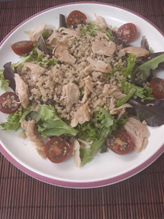 Una foto de Ensalada de quinoa y pollo