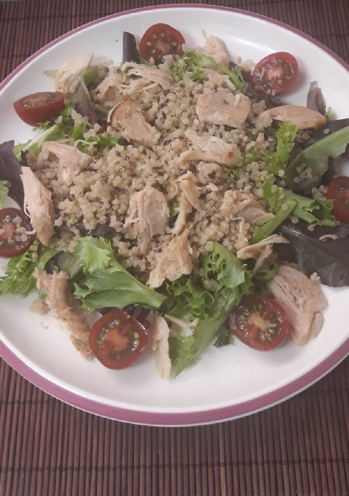 Una foto de Ensalada de quinoa y pollo