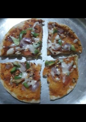 पिज़्ज़ा (pizza recipe in Hindi) रेसिपी मुख्य फोटो