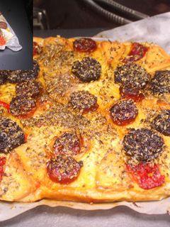 Una foto de Coca de piña, chorizo y morcilla