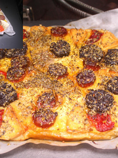 Una foto de Coca de piña, chorizo y morcilla