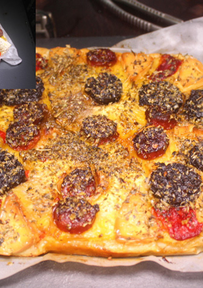 Una foto de Coca de piña, chorizo y morcilla