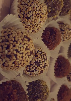 صورة لوصفة كرات تمر بحشوه