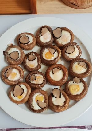 Una foto de Champiñones rellenos de huevos de codorniz con trufa