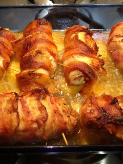 Una foto de Pollo relleno de jamón y queso albardado con bacon