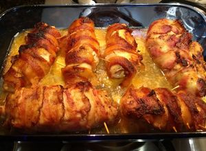 Una foto de Pollo relleno de jamón y queso albardado con bacon