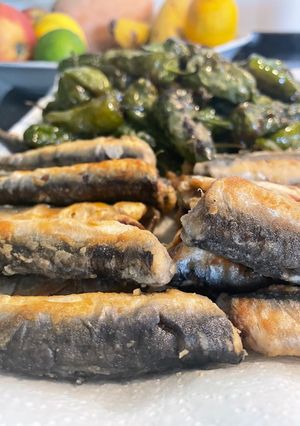 Una foto de Boquerones frescos en vinagre fritos con pimientos del Padrón😜😜