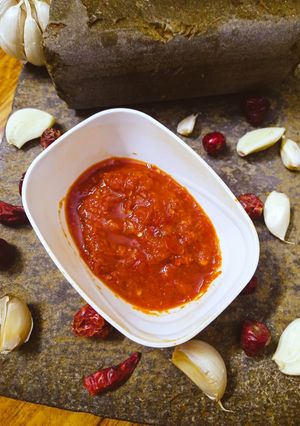 A picture of Lahsun Mirch ki Chutney(sill btay wali) aka Lal Chutney.