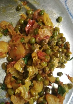 A picture of Pataghobi matar vegetable.