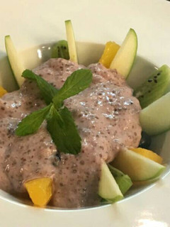 Una foto de Postre light de chía con frutas 💗