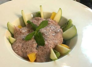 Una foto de Postre light de chía con frutas 💗