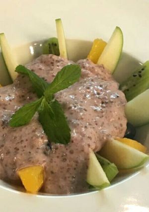 Una foto de Postre light de chía con frutas 💗