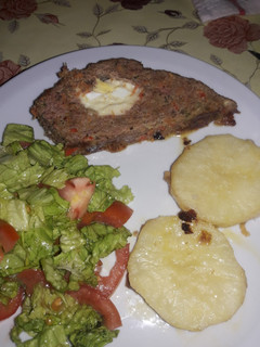 Una foto de Pan de carne, con lechuga-tomate y guarnición de papas