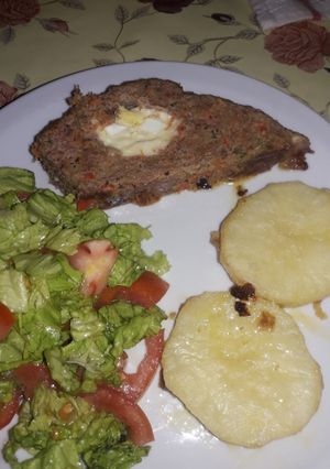 Una foto de Pan de carne, con lechuga-tomate y guarnición de papas