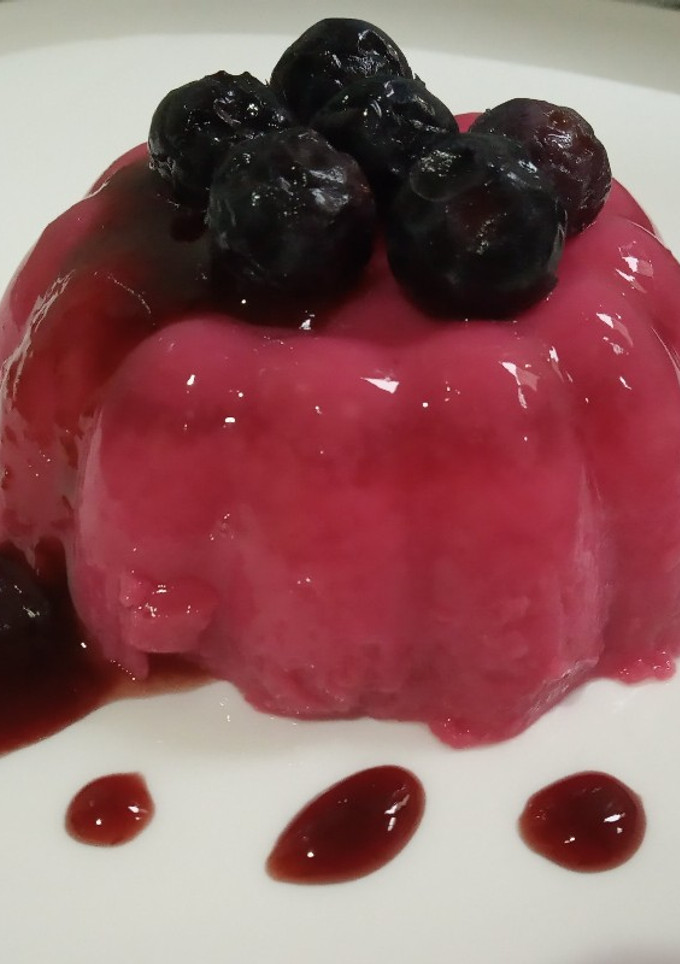 Una foto de Postre de gelatina y licuado de banana express y sin cocción 🍧