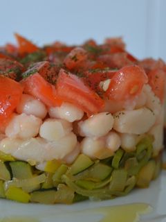 Una foto de Alubias blancas con salteado de verduras, tomate de ensalada y eneldo
