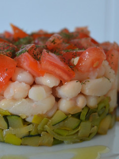 Una foto de Alubias blancas con salteado de verduras, tomate de ensalada y eneldo