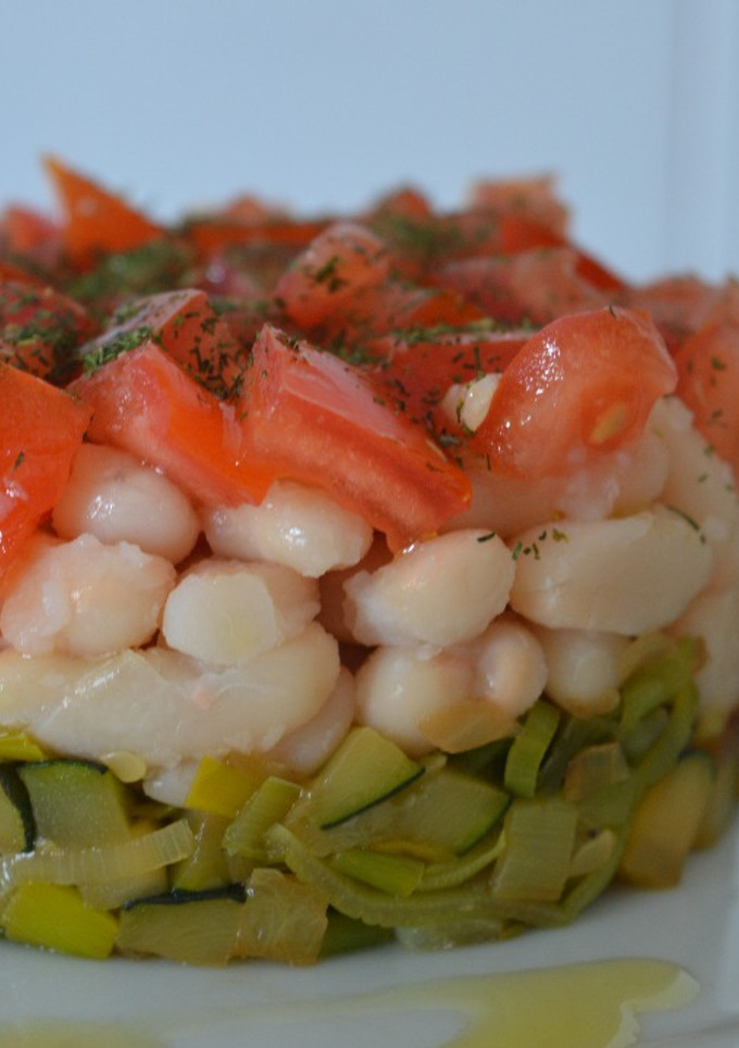Una foto de Alubias blancas con salteado de verduras, tomate de ensalada y eneldo