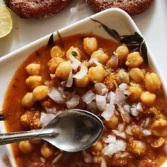 A picture of Aloo tikki chole.