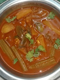 கத்திரிக்காய் முருங்கைக்காய் உருளைக்கிழங்கு புளி குழம்பு🍆🥔👌👌👌👌 செய்முறை முக்கிய புகைப்படம்