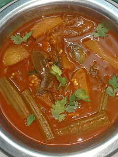 கத்திரிக்காய் முருங்கைக்காய் உருளைக்கிழங்கு புளி குழம்பு🍆🥔👌👌👌👌 செய்முறை முக்கிய புகைப்படம்