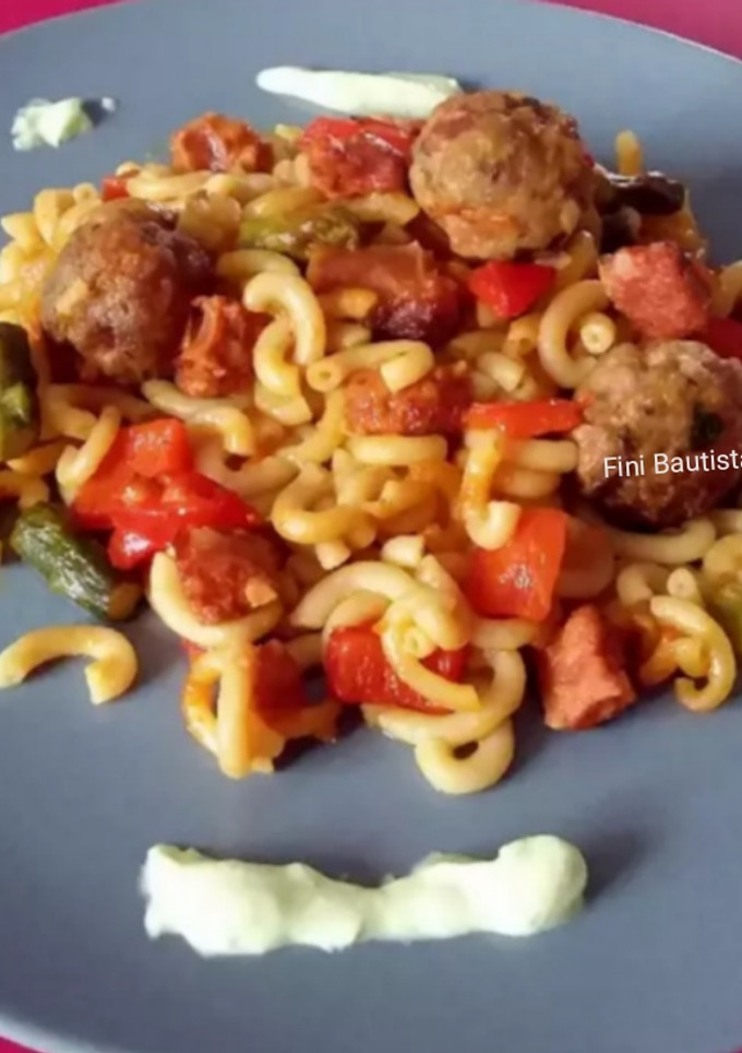 Una foto de Fideos cortijeros con albóndigas