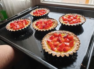Foto di Crostatine di frolla con crema pasticcera e fragole al limone