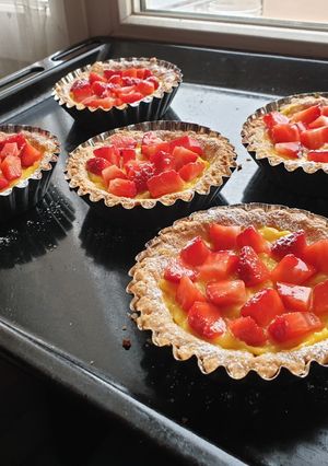 Foto di Crostatine di frolla con crema pasticcera e fragole al limone