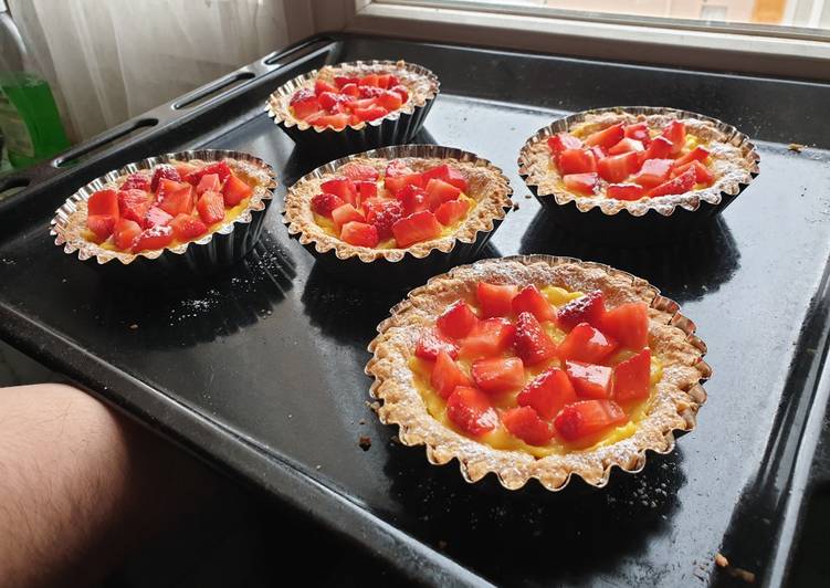 Crostatine di frolla con crema pasticcera e fragole al limone