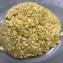 Una foto de Arroz integral con espárragos verdes, huevo, sésamo y salsa de soja rápido y fácil