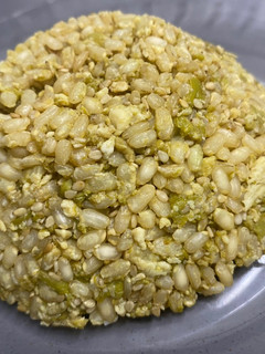 Una foto de Arroz integral con espárragos verdes, huevo, sésamo y salsa de soja rápido y fácil