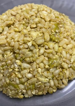Una foto de Arroz integral con espárragos verdes, huevo, sésamo y salsa de soja rápido y fácil