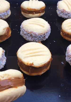 Una foto de ALFAJORCITOS DE MAICENA Y LECHE CONDENSADA 😋🥛