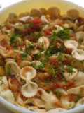 Lacitos con berenjenas y tomates