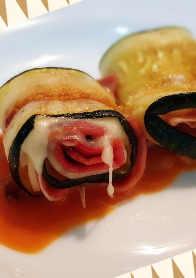 Una foto de Rollitos de calabacín con salmorejo