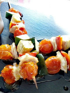 Una foto de Brochetas con vinagreta al aroma de naranja🍊