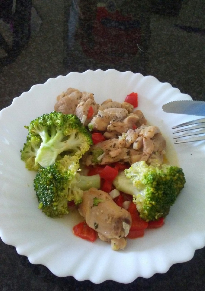 Una foto de Pollo con brócoli