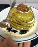 Manzana asada con crema y dulce de leche y arándanos