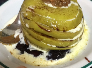 Una foto de Manzana asada con crema y dulce de leche y arándanos