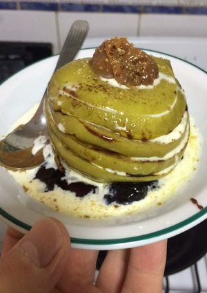Una foto de Manzana asada con crema y dulce de leche y arándanos