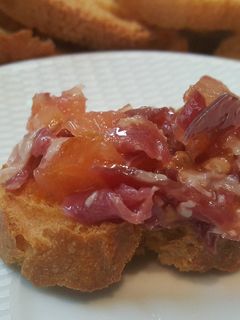 Una foto de Canapé tostada de jamón y tomate