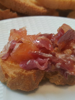 Una foto de Canapé tostada de jamón y tomate