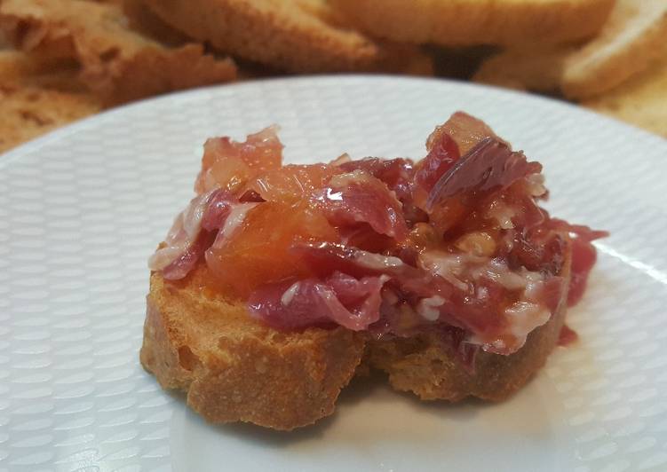 Canapé tostada de jamón y tomate
