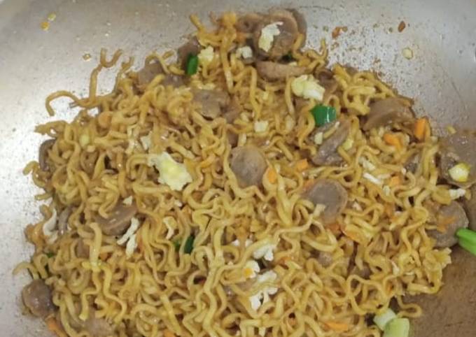 Bagaimana mengolah Mie goreng 3 telor bakso, telor, dan wortel yang Menggugah Selera