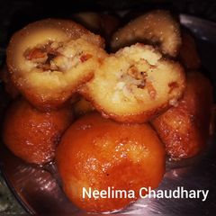 A picture of Gulab jamun.
