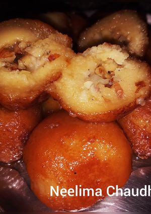 A picture of Gulab jamun.