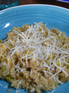 Una foto de Quinoa con trufa blanca y parmesano